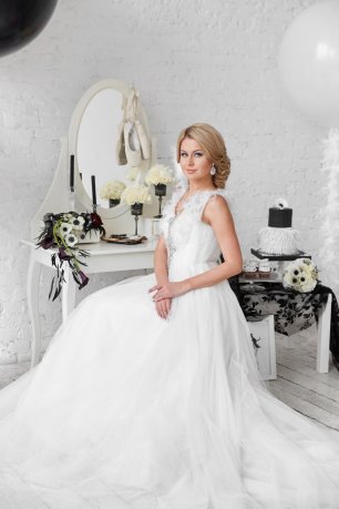 Невеста в пышном платье с перьями