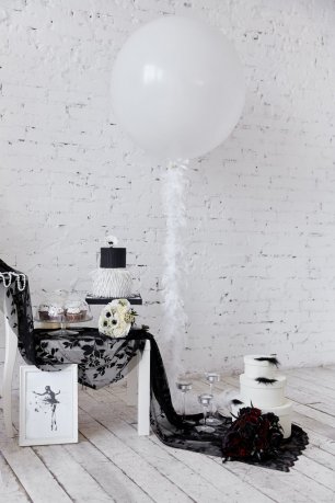 Оформление фотосессии перьями и тканью