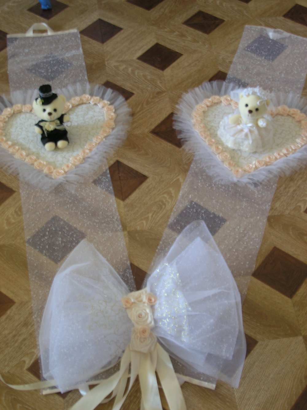 Комплект: мишки на капот, 4 бутоньерки на ручки(6 по желанию +200 руб. к ценнику), бант