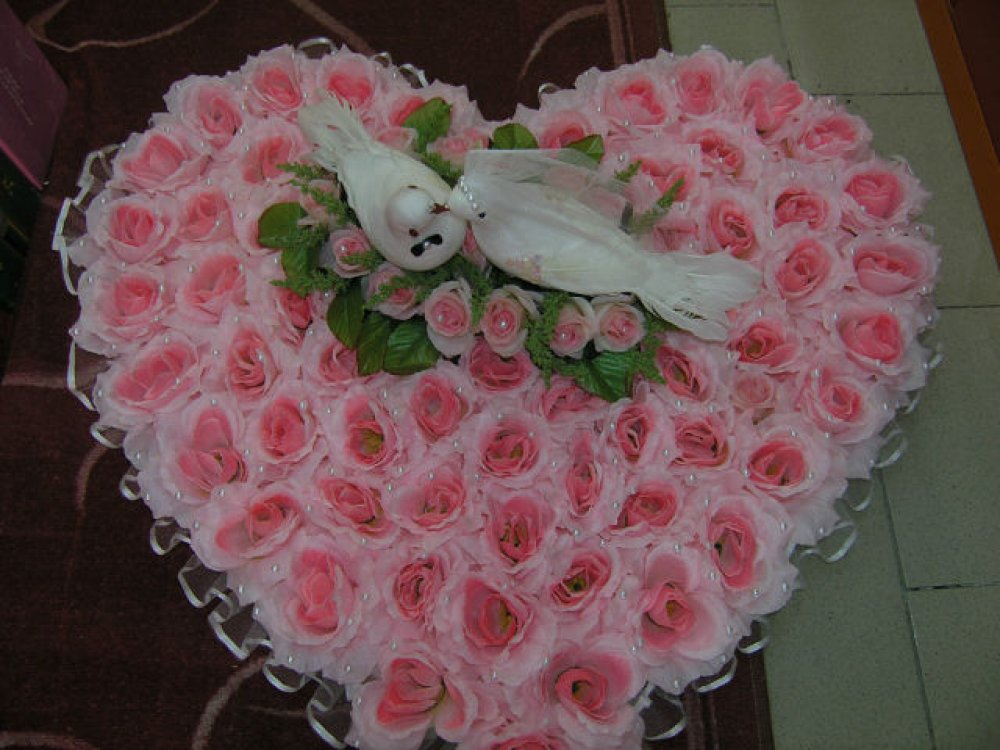 букет на весь капот и 4 бутоньерки на ручки, на присосках, не портит лак на машине, прокат