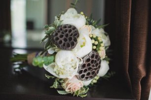 Букет невесты с пионами и лотосами