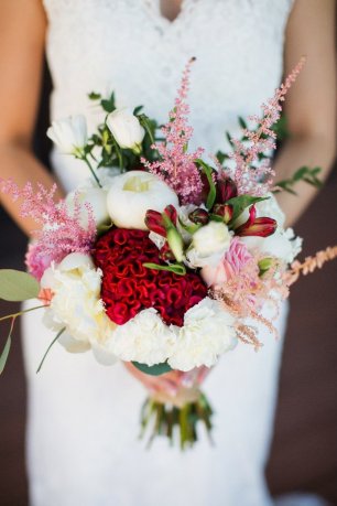 Букет невесты с красными акцентами