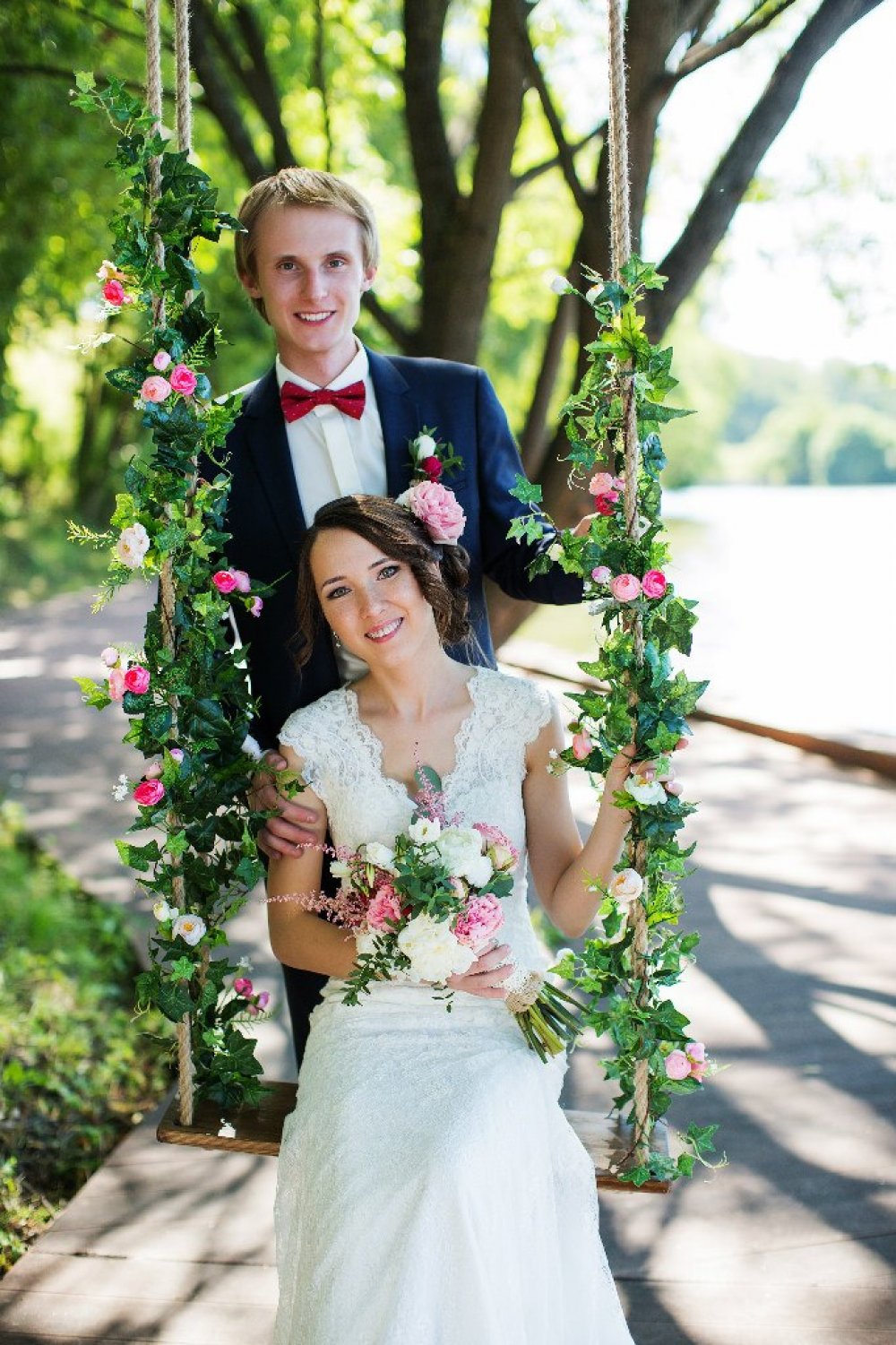Качели с растительностью и цветами - прекрасная деталь для свадебной фотосессии