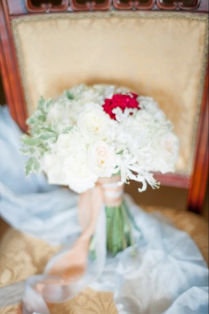 Нежный букет невесты с небольшим красным акцентом