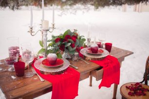 Яркий зимний декор свадебной фотозоны