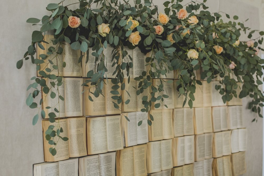 Фон за столом молодоженов