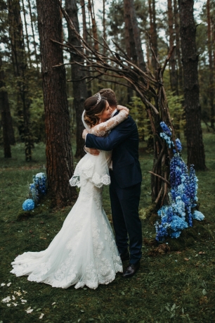 Лесная арка для церемонии среди сосен