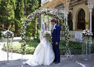 Арка и стойки на свадебной церемонии