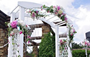 Деревянная арка с пионами