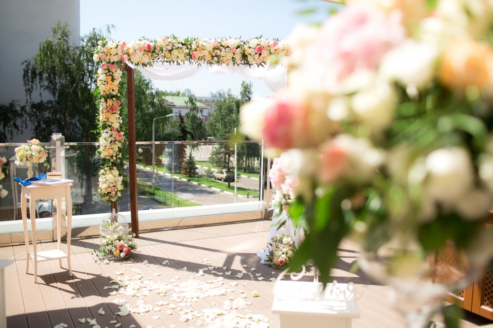 оформление выездной церемонии живыми цветами