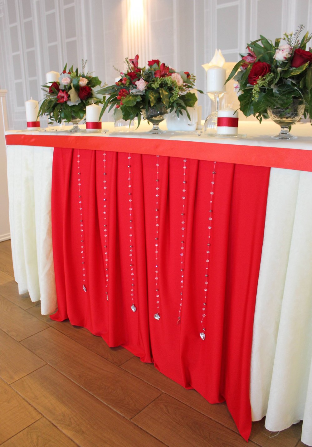 Стол жениха и невесты в красном цвете