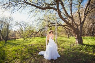 Фотосессия невесты на качелях