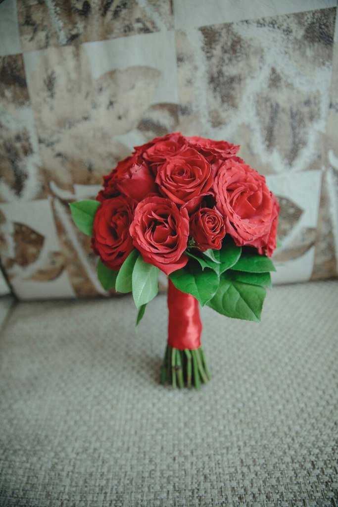 Красный букет невесты