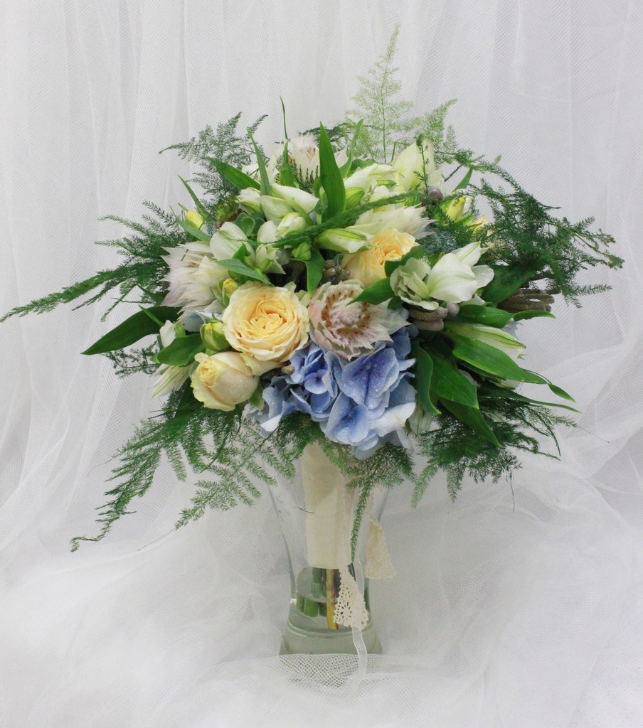Букет невесты в нежных кремово-голубых тонах.