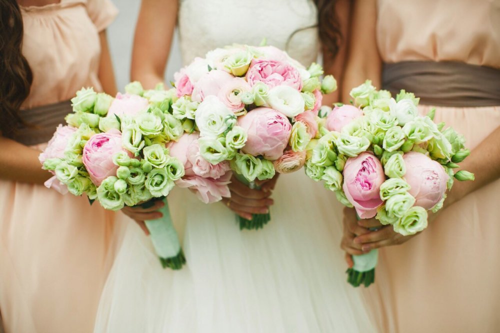 сочные букеты невесты и ее подружек 