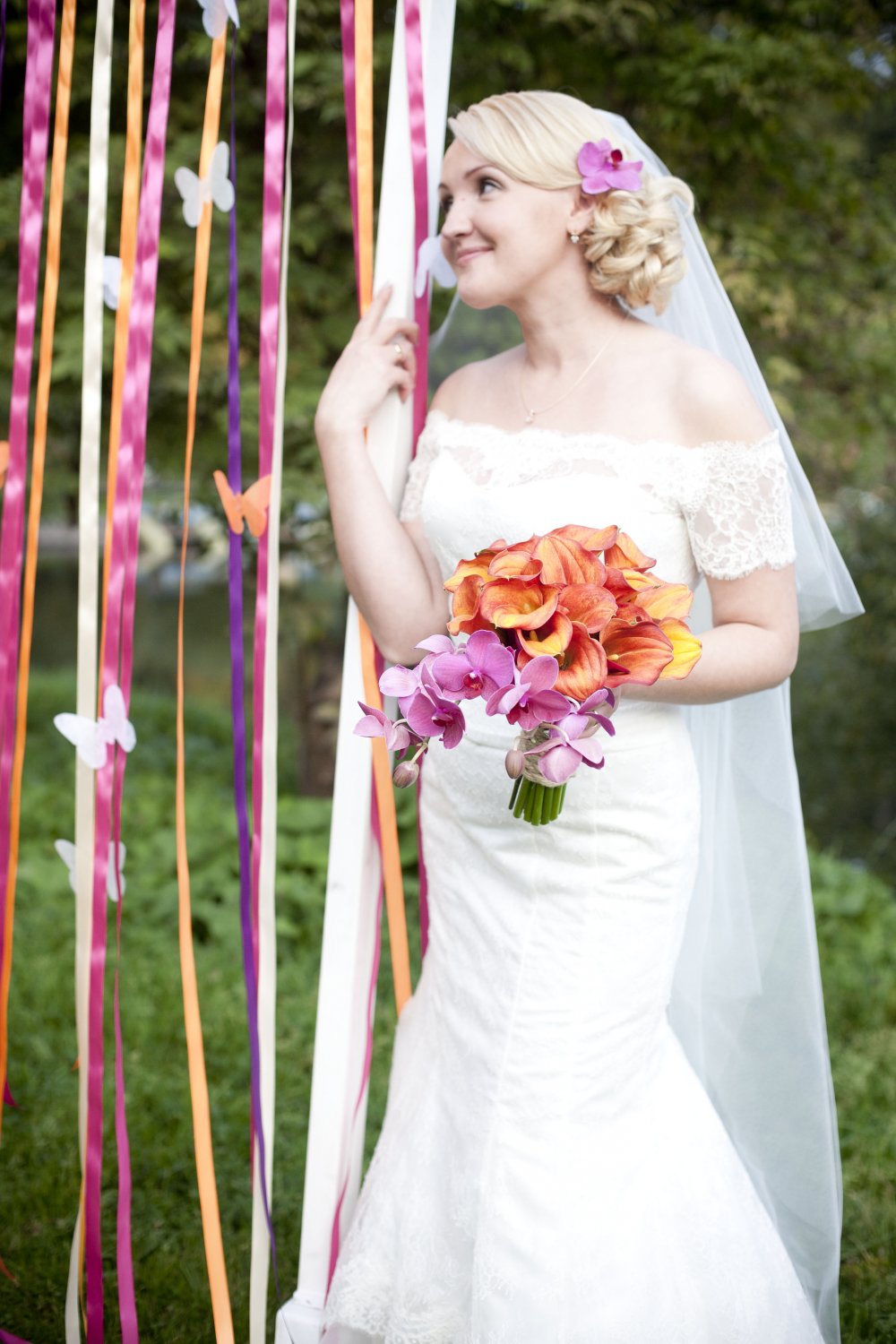 букет невесты, цветок в прическу и декор арки