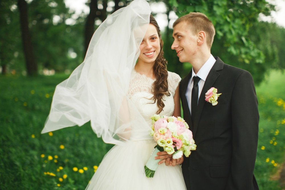 нежный букет невесты из пионов, лизиантусов и ранункулусов