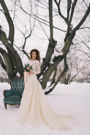 Очаровательное платье с длинными кружевными рукавами