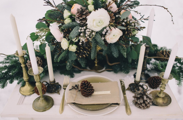 романтичная зимняя свадьба, хвоя и шишки в декоре зимней свадьбы, декор БЮРО СЧАСТЬЯ