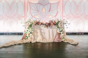 Место молодоженов с многослойным бэком