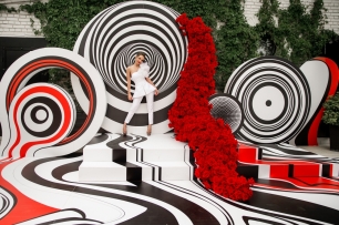 Выразительная локация на стильном свадебном проекте Black, White & Red работала не только как фотозона. Она несла основную визуальную и смысловую нагрузку проекта и стала главным украшением и преображением пространства