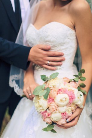 Букет невесты с пионами