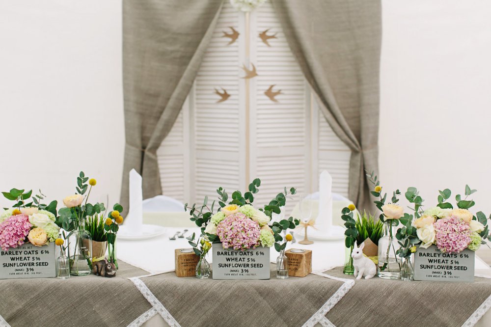 Оригинальная идея декора свадебного стола цветами