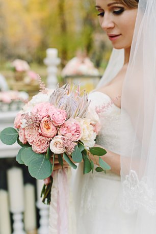 Розовый букет невесты с протеей