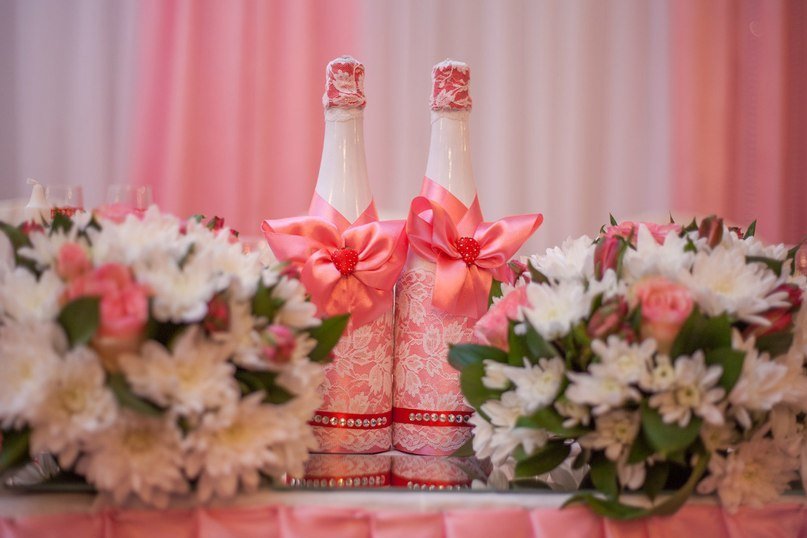декор свадебных бутылок в цвете и тематике свадьбы, представлены на президиуме.