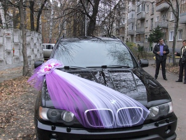 Свадебное украшение автомобиля с орхидеями и тюльпанами