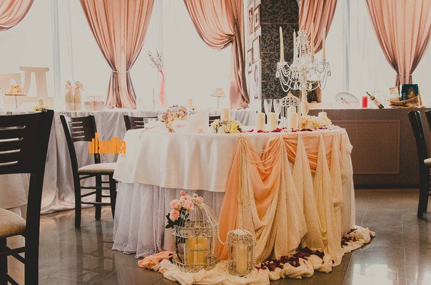 Оформление свадебного зала в персиковых тонах