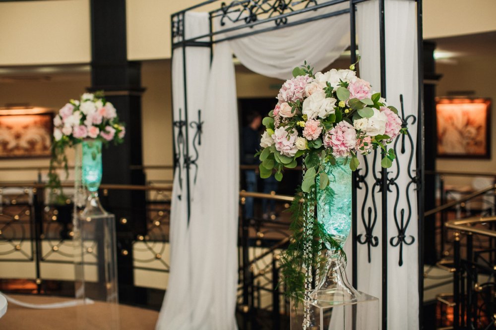 Свадьба очаровательной пары Валерия и Маргариты в Парк-отеле Империал Клаб Делюкс. Фотограф @a.kitov . Координация @nadejda_kitova . Флористика @magiasvetov073 . Аплайтинг @kirillgolovko . Декор @decor.vesna .