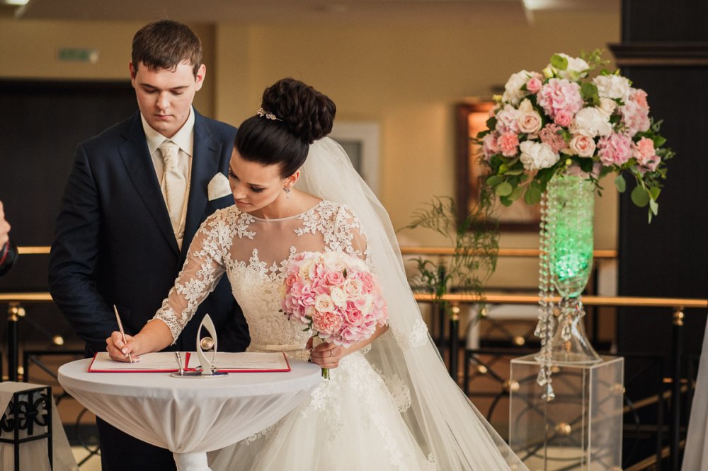 Свадьба очаровательной пары Валерия и Маргариты в Парк-отеле Империал Клаб Делюкс. Фотограф @a.kitov . Координация @nadejda_kitova . Флористика @magiasvetov073 . Аплайтинг @kirillgolovko . Декор @decor.vesna .