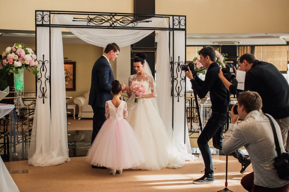 Свадьба очаровательной пары Валерия и Маргариты в Парк-отеле Империал Клаб Делюкс. Фотограф @a.kitov . Координация @nadejda_kitova . Флористика @magiasvetov073 . Аплайтинг @kirillgolovko . Декор @decor.vesna .