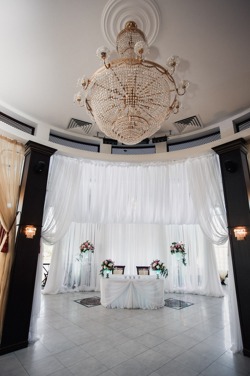 Свадьба очаровательной пары Валерия и Маргариты в Парк-отеле Империал Клаб Делюкс. Фотограф @a.kitov . Координация @nadejda_kitova . Флористика @magiasvetov073 . Аплайтинг @kirillgolovko . Декор @decor.vesna .