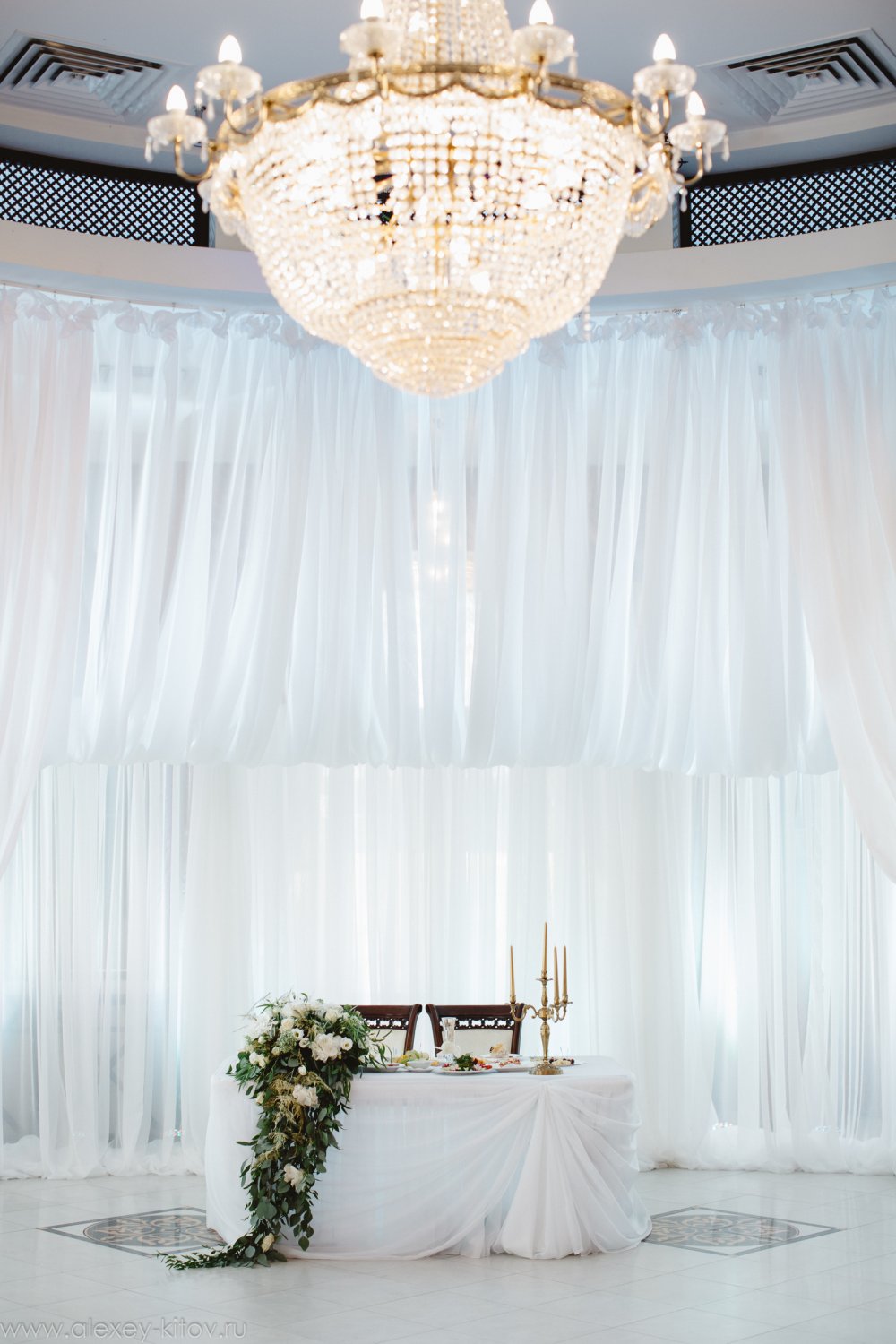 Фотограф @a.kitov. Флористика @magiasvetov073.  Аплайтинг RS LIGHT&SOUND @kirillgolovko . Декор @decor.vesna . 