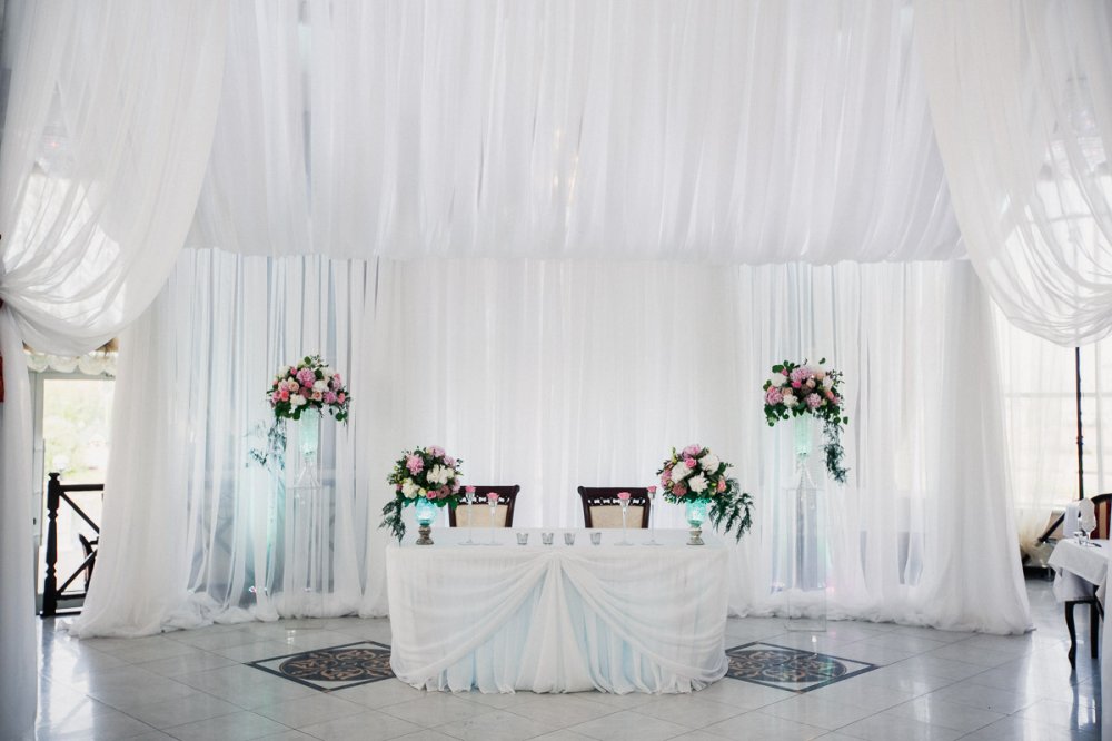 Свадьба очаровательной пары Валерия и Маргариты в Парк-отеле Империал Клаб Делюкс. Фотограф @a.kitov . Координация @nadejda_kitova . Флористика @magiasvetov073 . Аплайтинг @kirillgolovko . Декор @decor.vesna .