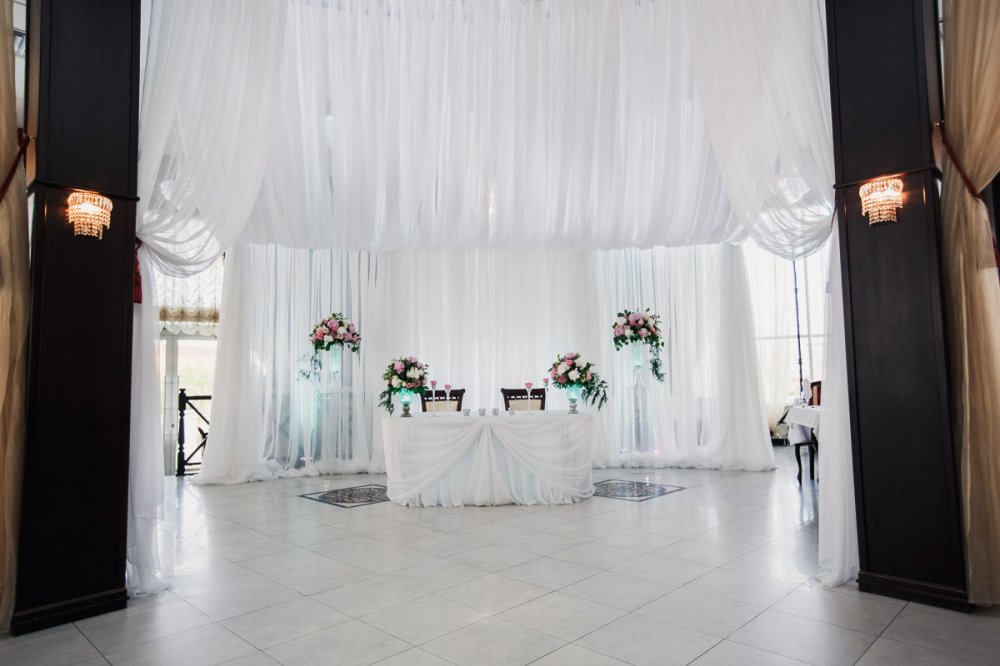 Свадьба очаровательной пары Валерия и Маргариты в Парк-отеле Империал Клаб Делюкс. Фотограф @a.kitov . Координация @nadejda_kitova . Флористика @magiasvetov073 . Аплайтинг @kirillgolovko . Декор @decor.vesna .