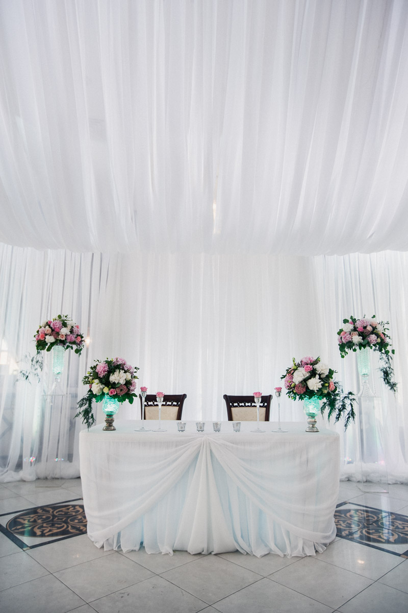 Свадьба очаровательной пары Валерия и Маргариты в Парк-отеле Империал Клаб Делюкс. Фотограф @a.kitov . Координация @nadejda_kitova . Флористика @magiasvetov073 . Аплайтинг @kirillgolovko . Декор @decor.vesna .