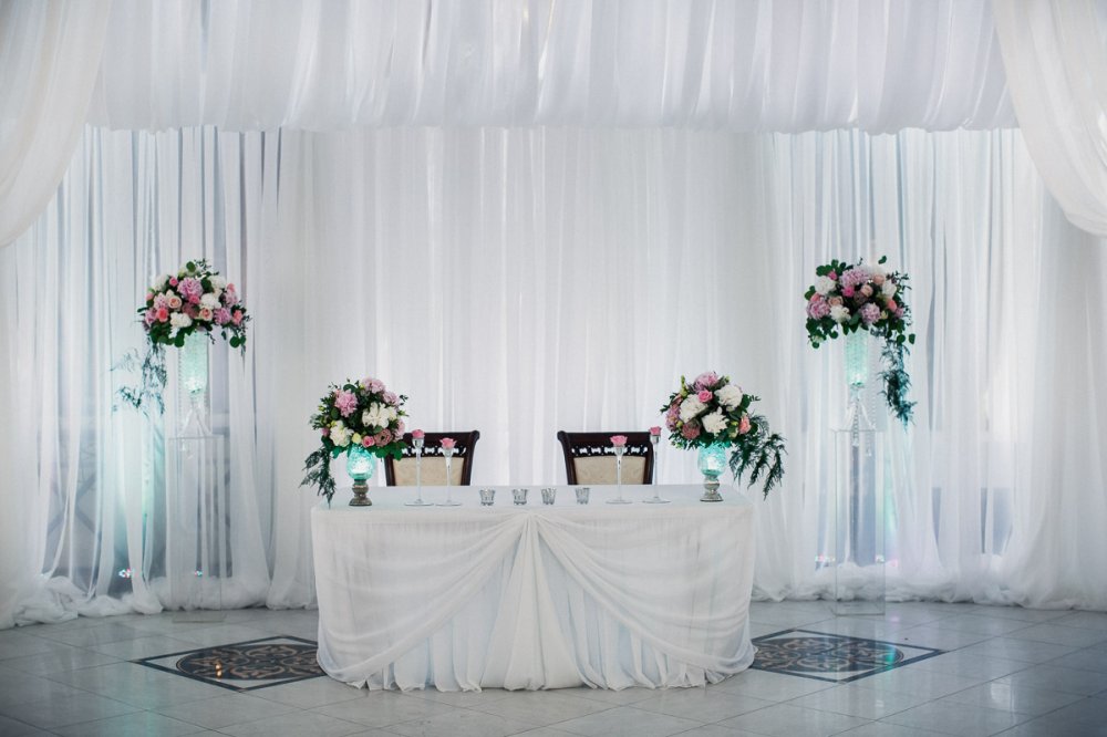 Свадьба очаровательной пары Валерия и Маргариты в Парк-отеле Империал Клаб Делюкс. Фотограф @a.kitov . Координация @nadejda_kitova . Флористика @magiasvetov073 . Аплайтинг @kirillgolovko . Декор @decor.vesna .