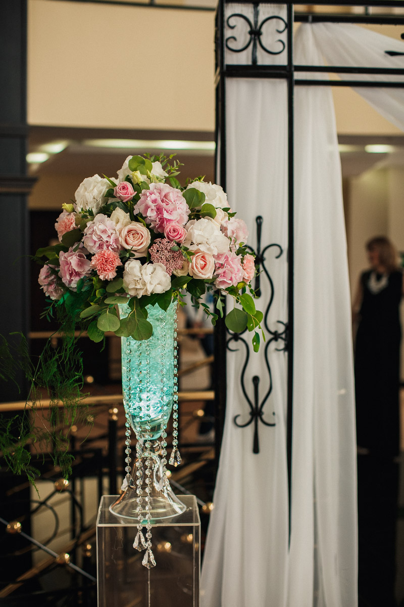 Свадьба очаровательной пары Валерия и Маргариты в Парк-отеле Империал Клаб Делюкс. Фотограф @a.kitov . Координация @nadejda_kitova . Флористика @magiasvetov073 . Аплайтинг @kirillgolovko . Декор @decor.vesna .