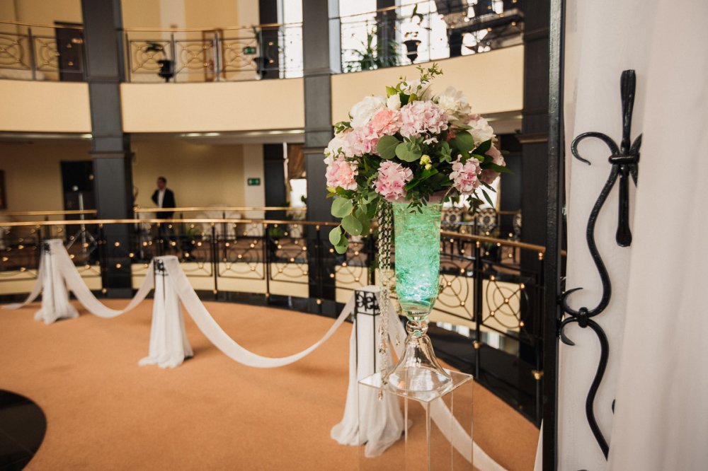 Свадьба очаровательной пары Валерия и Маргариты в Парк-отеле Империал Клаб Делюкс. Фотограф @a.kitov . Координация @nadejda_kitova . Флористика @magiasvetov073 . Аплайтинг @kirillgolovko . Декор @decor.vesna .