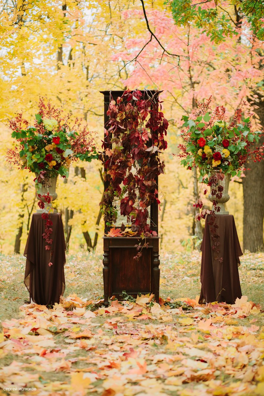 Организация Организация свадьбы в Ульяновске "ЧЕгевара". Фотограф Сергей Ислюков. Образ жениха и невесты Наташа Королева. Прическа Юлия Салифанова. Макияж Катя Шишкова. Платье невесты Долина Роз.Бабочка жениха Магазин дизайнерских бабочек "IS-Jam Bow-tie".  Декор и флористика Студия декора Весна и Татьяна Ефремова