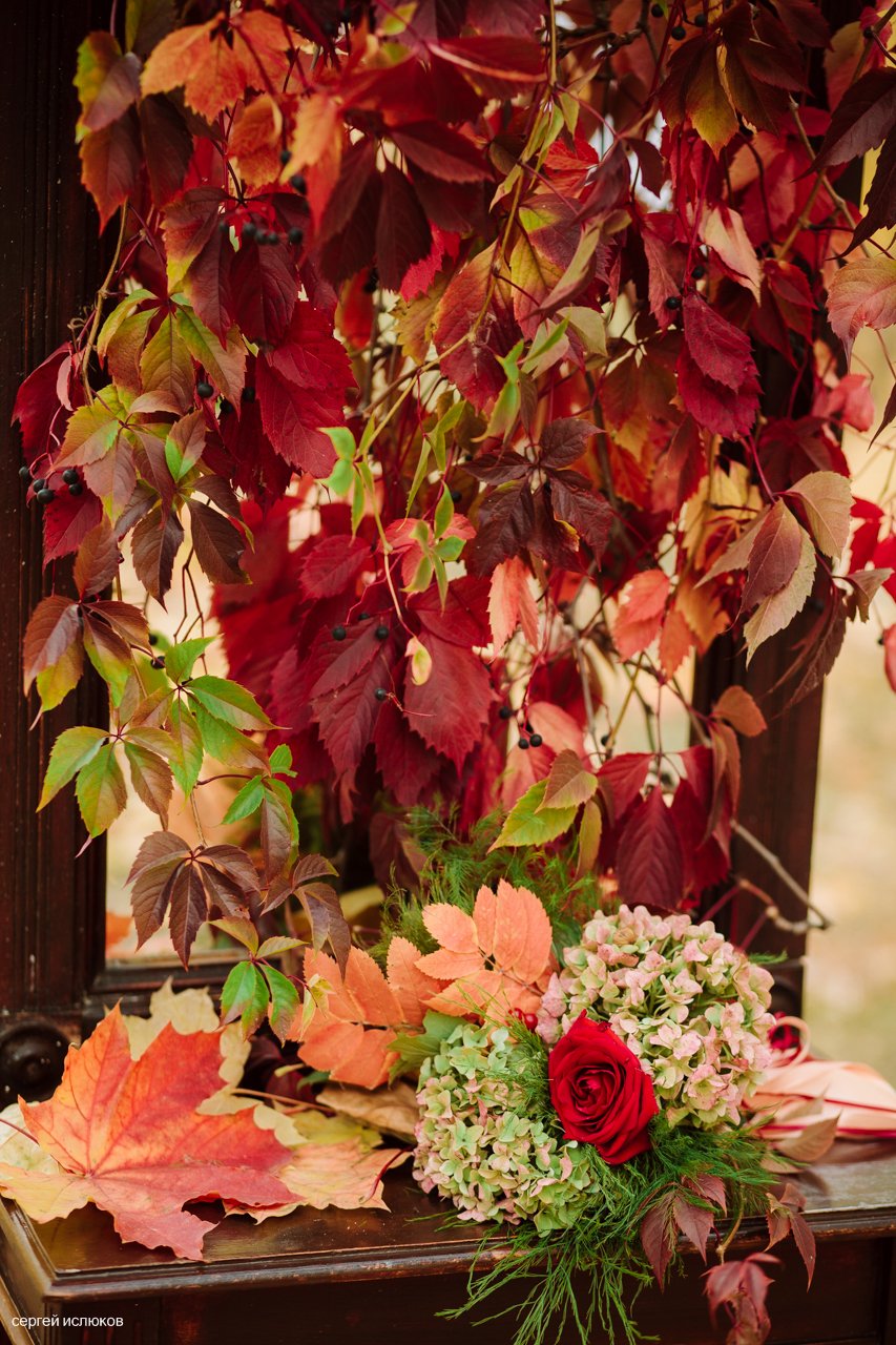 Организация Организация свадьбы в Ульяновске "ЧЕгевара". Фотограф Сергей Ислюков. Образ жениха и невесты Наташа Королева. Прическа Юлия Салифанова. Макияж Катя Шишкова. Платье невесты Долина Роз.Бабочка жениха Магазин дизайнерских бабочек "IS-Jam Bow-tie".  Декор и флористика Студия декора Весна и Татьяна Ефремова