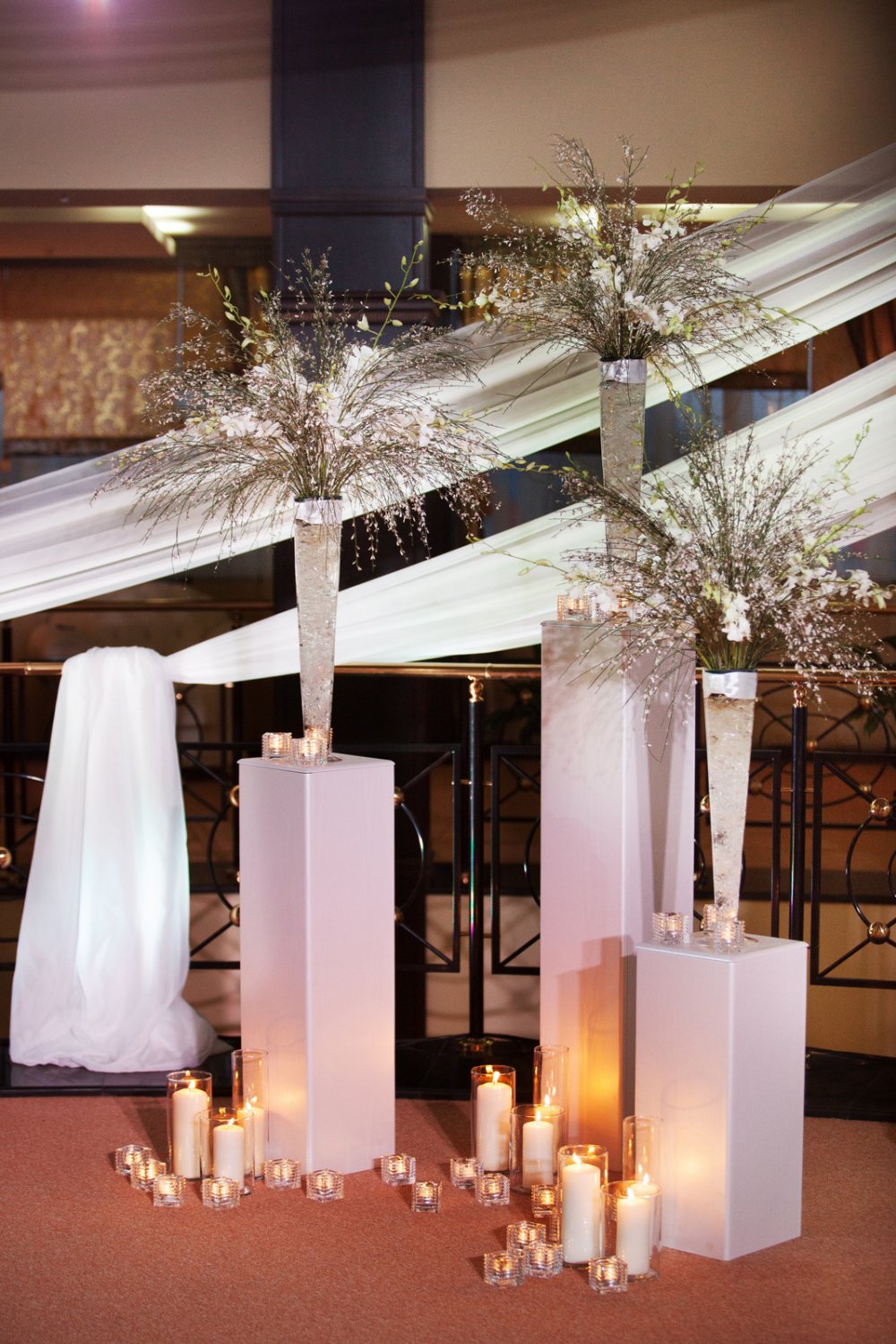 В воскресенье 14 декабря в парк-отеле "Империал Клаб Делюкс" состоялась свадебная церемония Данилы и Дарьи . Изысканная и очень трогательная церемония прошла благодаря самой паре и конечно большой, дружной команде Royal Style: Кирилла Головко и Татьяны Головко с командой, где они все круто снимали , освещали и озвучивали. Как всегда шикарная флористика от цветочного салона Магия цветов. Четкая, профессиональная координация Лилии Валяйкиной и Ольги Логиновой. Фото Юрий Ищук.  Ведущий свадебной церемонии, шоумен- Михаил Умнов. Оформление свадебной регистрации от Студии декора Весна. Сладкий стол и обслуживание фуршета от Cafeletto. 