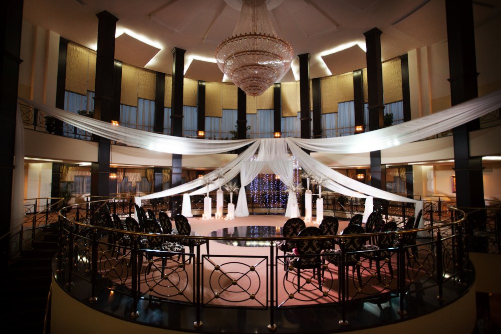 В воскресенье 14 декабря в парк-отеле "Империал Клаб Делюкс" состоялась свадебная церемония Данилы и Дарьи . Изысканная и очень трогательная церемония прошла благодаря самой паре и конечно большой, дружной команде Royal Style: Кирилла Головко и Татьяны Головко с командой, где они все круто снимали , освещали и озвучивали. Как всегда шикарная флористика от цветочного салона Магия цветов. Четкая, профессиональная координация Лилии Валяйкиной и Ольги Логиновой. Фото Юрий Ищук.  Ведущий свадебной церемонии, шоумен- Михаил Умнов. Оформление свадебной регистрации от Студии декора Весна. Сладкий стол и обслуживание фуршета от Cafeletto. 