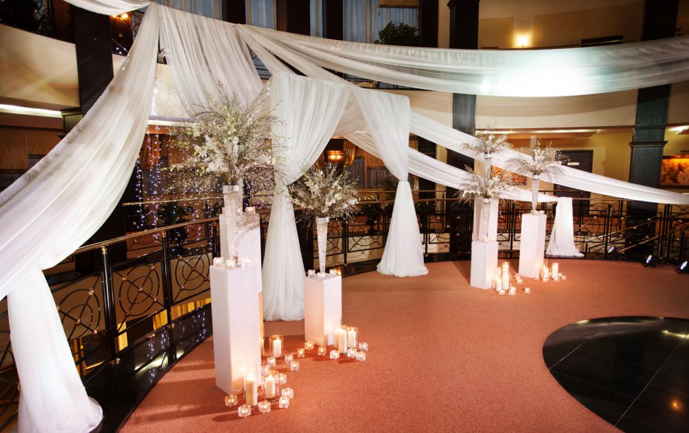 В воскресенье 14 декабря в парк-отеле "Империал Клаб Делюкс" состоялась свадебная церемония Данилы и Дарьи . Изысканная и очень трогательная церемония прошла благодаря самой паре и конечно большой, дружной команде Royal Style: Кирилла Головко и Татьяны Головко с командой, где они все круто снимали , освещали и озвучивали. Как всегда шикарная флористика от цветочного салона Магия цветов. Четкая, профессиональная координация Лилии Валяйкиной и Ольги Логиновой. Фото Юрий Ищук.  Ведущий свадебной церемонии, шоумен- Михаил Умнов. Оформление свадебной регистрации от Студии декора Весна. Сладкий стол и обслуживание фуршета от Cafeletto. 