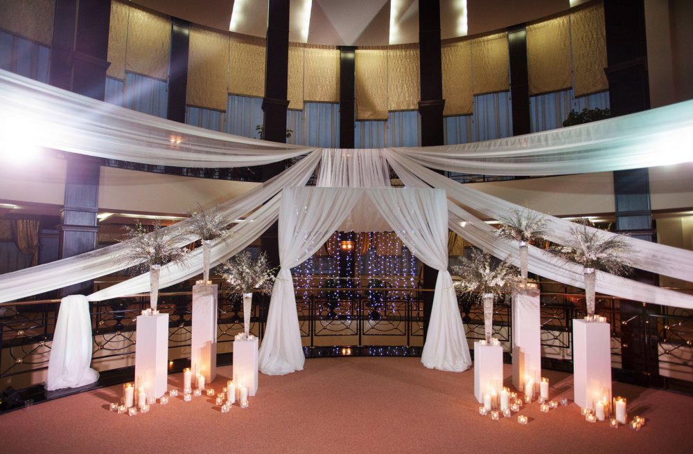 В воскресенье 14 декабря в парк-отеле "Империал Клаб Делюкс" состоялась свадебная церемония Данилы и Дарьи . Изысканная и очень трогательная церемония прошла благодаря самой паре и конечно большой, дружной команде Royal Style: Кирилла Головко и Татьяны Головко с командой, где они все круто снимали , освещали и озвучивали. Как всегда шикарная флористика от цветочного салона Магия цветов. Четкая, профессиональная координация Лилии Валяйкиной и Ольги Логиновой. Фото Юрий Ищук.  Ведущий свадебной церемонии, шоумен- Михаил Умнов. Оформление свадебной регистрации от Студии декора Весна. Сладкий стол и обслуживание фуршета от Cafeletto. 