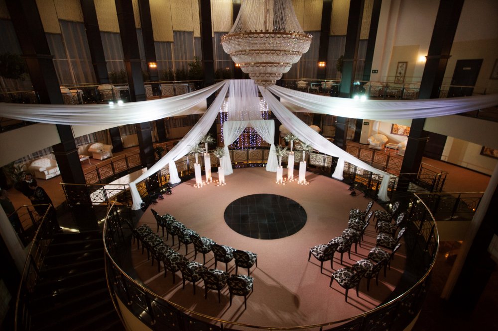 В воскресенье 14 декабря в парк-отеле "Империал Клаб Делюкс" состоялась свадебная церемония Данилы и Дарьи . Изысканная и очень трогательная церемония прошла благодаря самой паре и конечно большой, дружной команде Royal Style: Кирилла Головко и Татьяны Головко с командой, где они все круто снимали , освещали и озвучивали. Как всегда шикарная флористика от цветочного салона Магия цветов. Четкая, профессиональная координация Лилии Валяйкиной и Ольги Логиновой. Фото Юрий Ищук.  Ведущий свадебной церемонии, шоумен- Михаил Умнов. Оформление свадебной регистрации от Студии декора Весна. Сладкий стол и обслуживание фуршета от Cafeletto. 