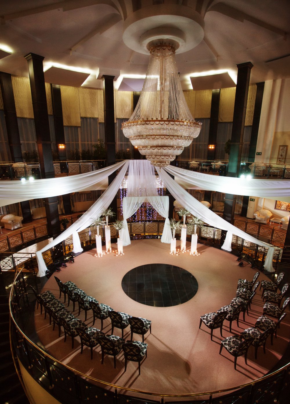 В воскресенье 14 декабря в парк-отеле "Империал Клаб Делюкс" состоялась свадебная церемония Данилы и Дарьи . Изысканная и очень трогательная церемония прошла благодаря самой паре и конечно большой, дружной команде Royal Style: Кирилла Головко и Татьяны Головко с командой, где они все круто снимали , освещали и озвучивали. Как всегда шикарная флористика от цветочного салона Магия цветов. Четкая, профессиональная координация Лилии Валяйкиной и Ольги Логиновой. Фото Юрий Ищук.  Ведущий свадебной церемонии, шоумен- Михаил Умнов. Оформление свадебной регистрации от Студии декора Весна. Сладкий стол и обслуживание фуршета от Cafeletto. 